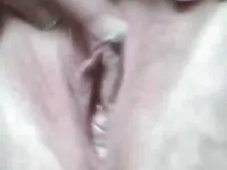 Clítoris videos porno por dinero en español frotando una silla rayada