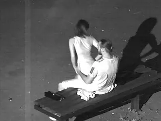 Pon su polla sobre la españolas follando por plata mesa frente a una perra desnuda
