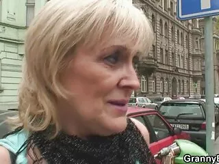 En el sexo por dinero en español xxx culo, a ella tampoco le importa