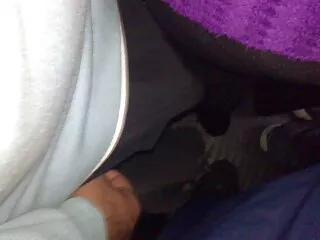 Me abrí camino hacia el auto españolas follando por el mundo de otra persona, pero me atraparon y terminé