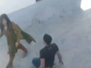 El piloto pilota a la azafata antes xx x español del vuelo.